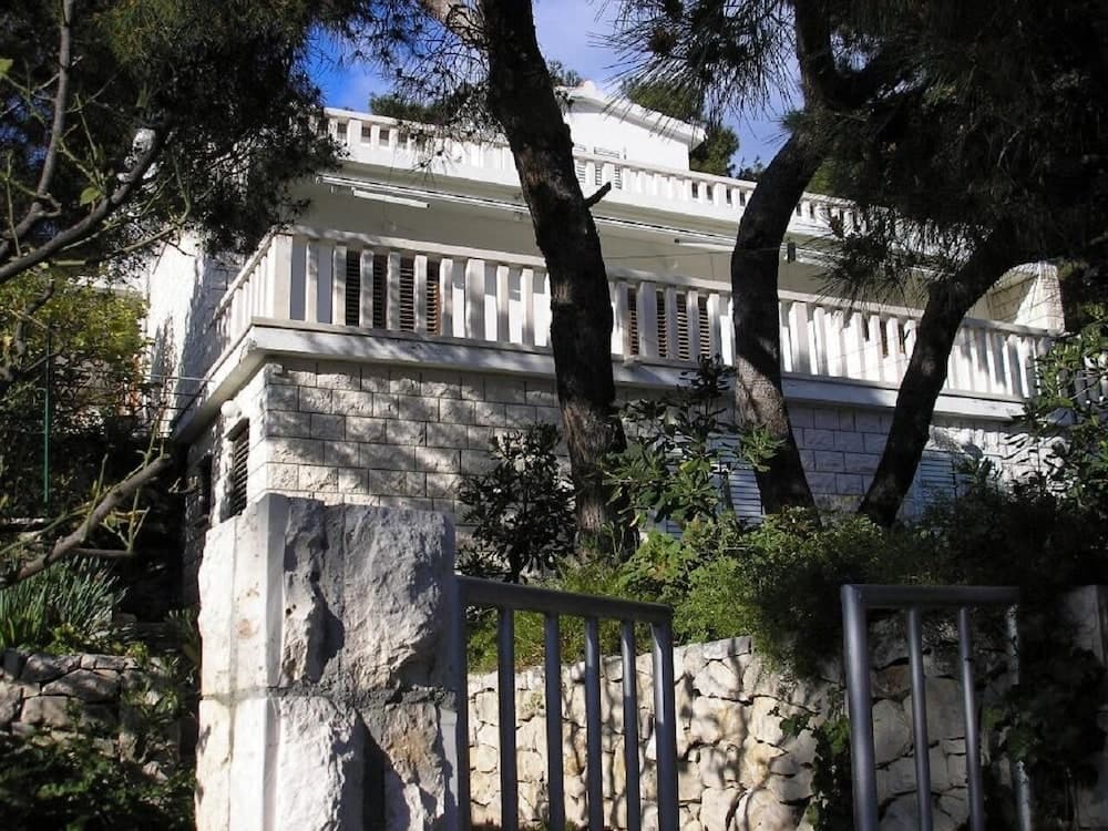 Zelko - With Garden - A1