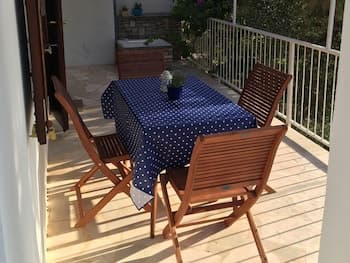 Vanesa - 50m From the sea - H