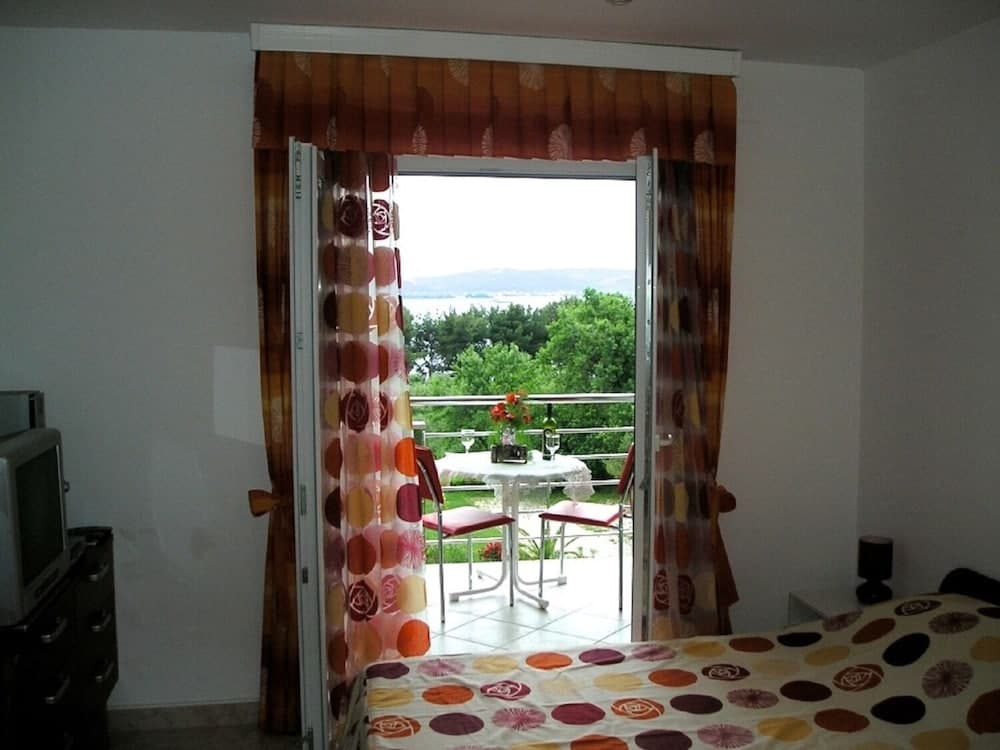 Viola - With Pool - SA7