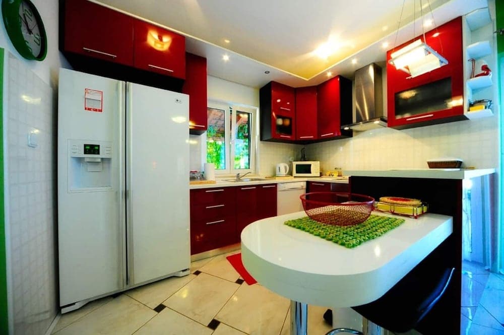 Mari - With Pool - H