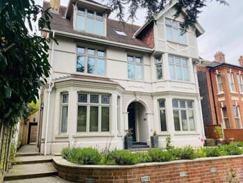 Luxury 2 bed Apartment Golden Triangle w Parking