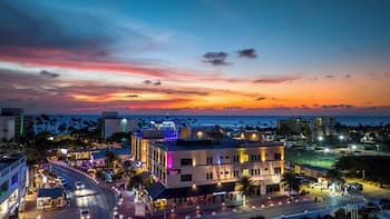 Luxury 2-bedroom Condo Right on the Strip in Palm Beach