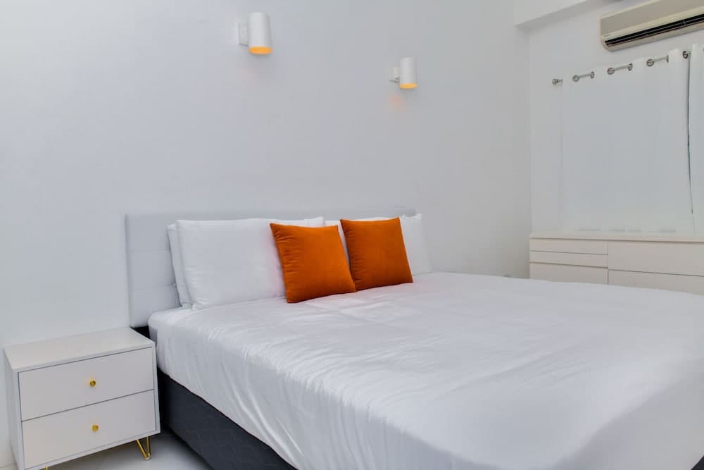 Ocean Front 7-bedroom 7-bath Sunset Views Malmok!