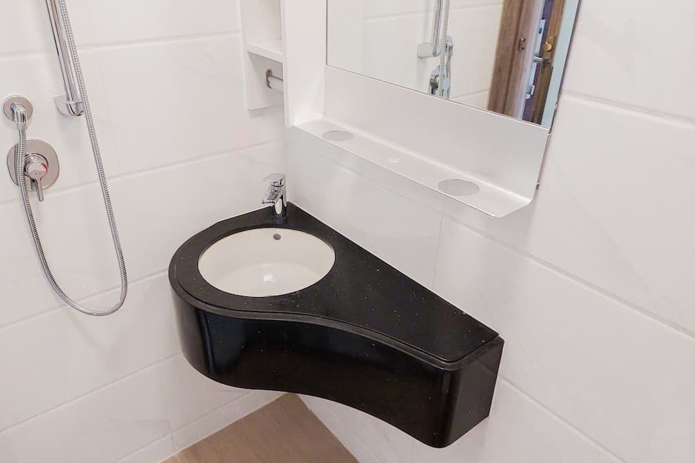 Cozy And Minimalist Studio Room At Sky House Bsd Apartment