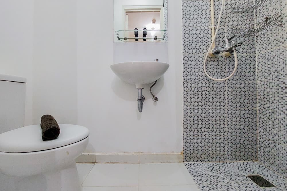 Cozy And Minimalist Studio (No Kitchen) At Aeropolis Apartment