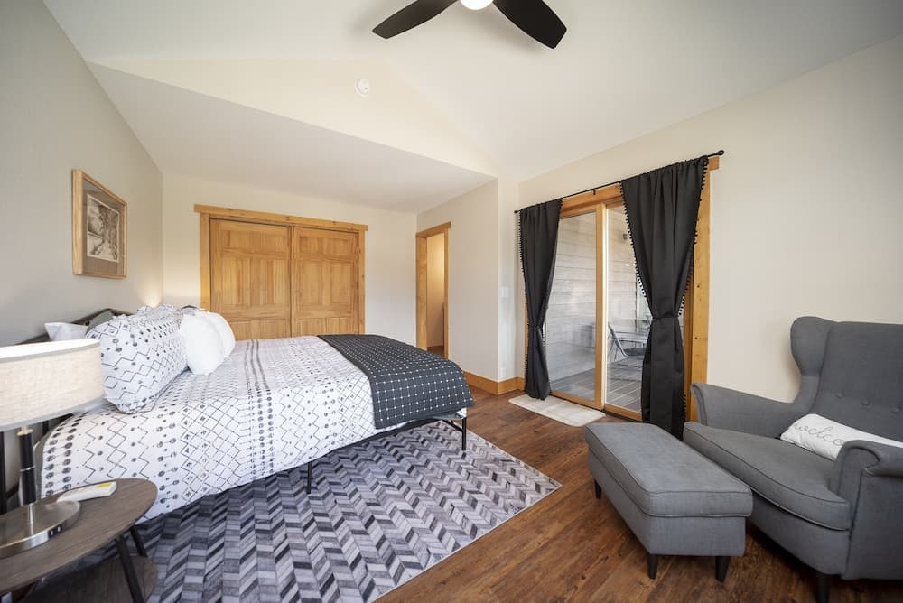 Moose Ridge Cabin 5 Bedroom Cabin by RedAwning