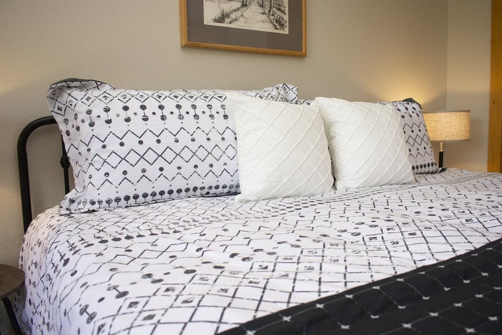 Moose Ridge Cabin 5 Bedroom Cabin by RedAwning