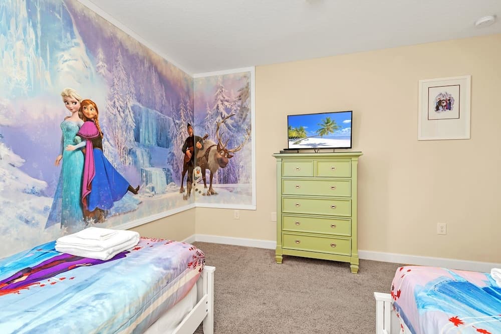 Warm and Inviting Family Villa! Themed Rooms, Movie Room and Upstairs Entertainment Loft