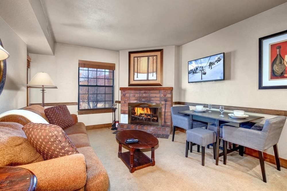 K B M Resorts- Cbi-207 Upgraded 1bd, Wood Fireplace, Full Kitchen, Wifi, Walk to Slopes!