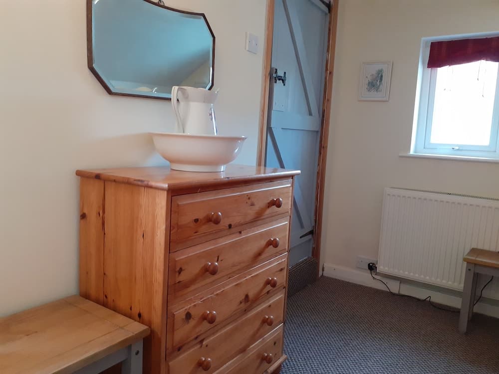 Inviting 3-bed Cottage Close to Pwllheli