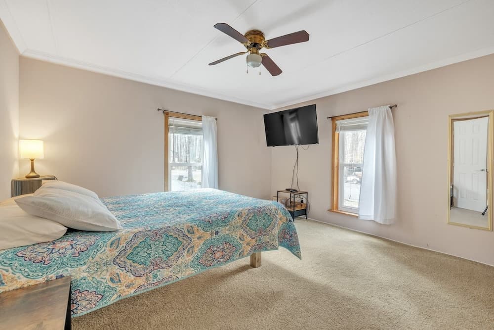 Pocono Family Home With Lake Access & Fire Pit! Pet Friendly! 3 Bedroom Cabin by Redawning