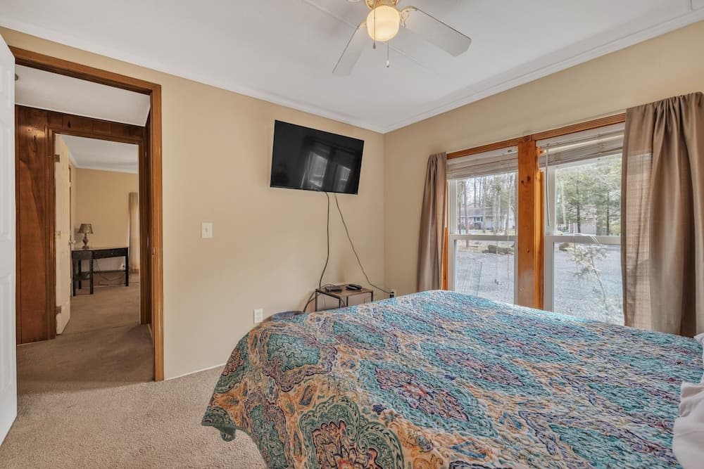 Pocono Family Home With Lake Access & Fire Pit! Pet Friendly! 3 Bedroom Cabin by Redawning