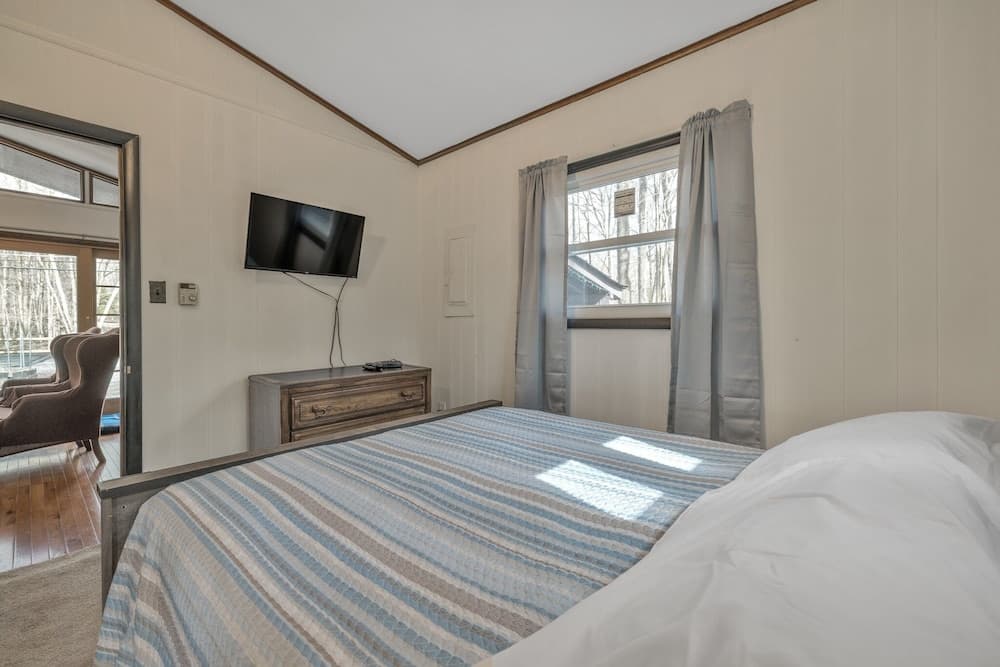 Nostalgic & Cozy Cabin: Steps To Pines Lake! Pet Friendly! 2 Bedroom Cabin by Redawning