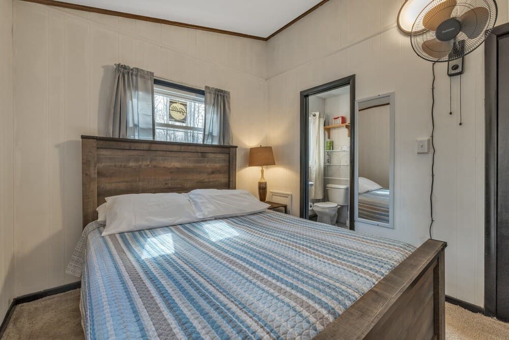 Nostalgic & Cozy Cabin: Steps To Pines Lake! Pet Friendly! 2 Bedroom Cabin by Redawning