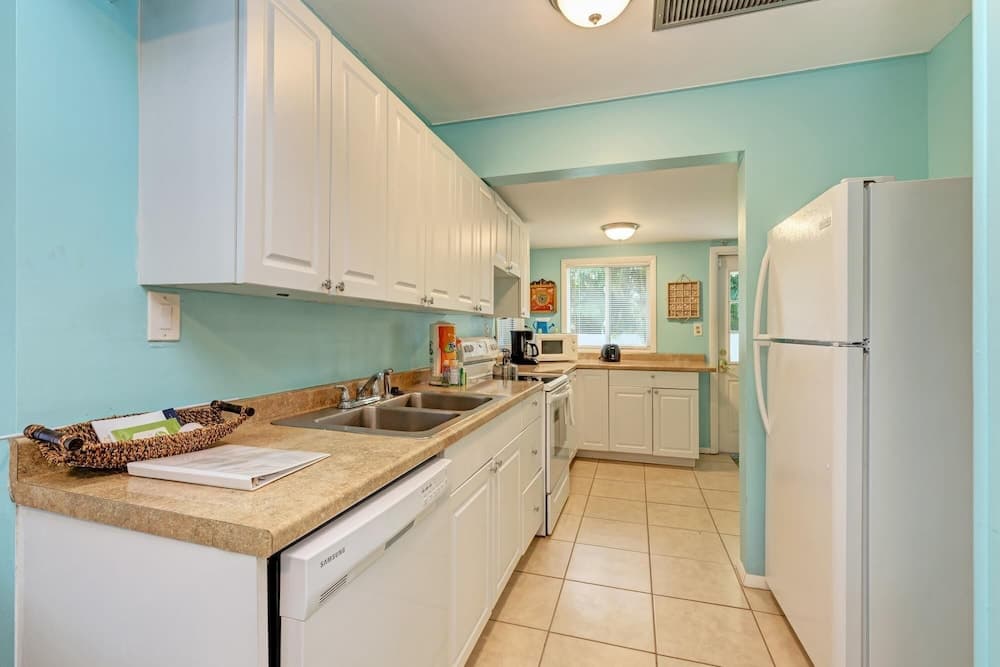 Cottage Haven-one Minute Walk To The Beach-private Yards-keyless Locks