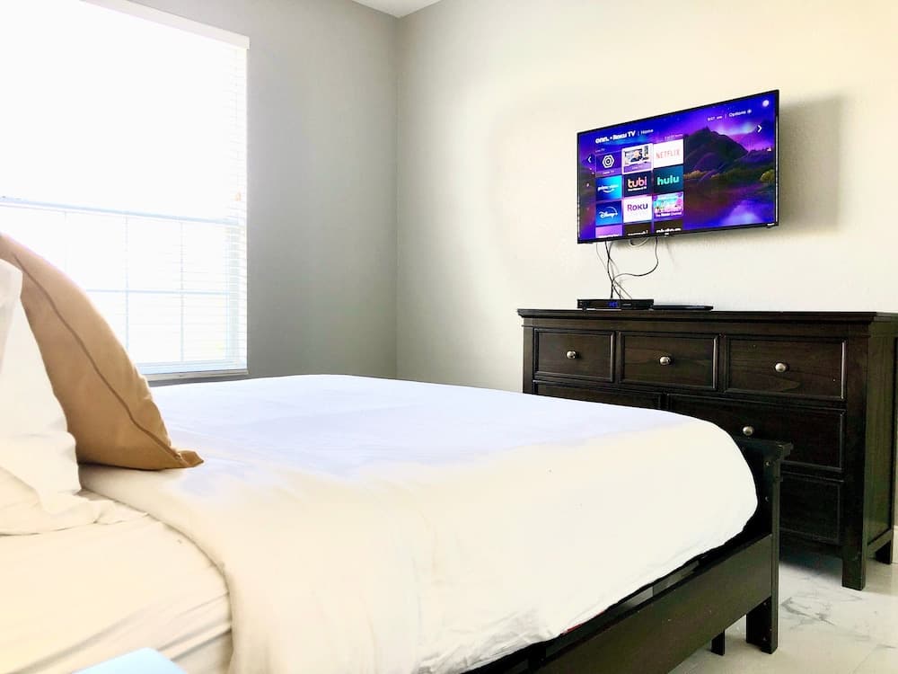 301 - Super Clean & Beautiful. Pools, Gym, Lake