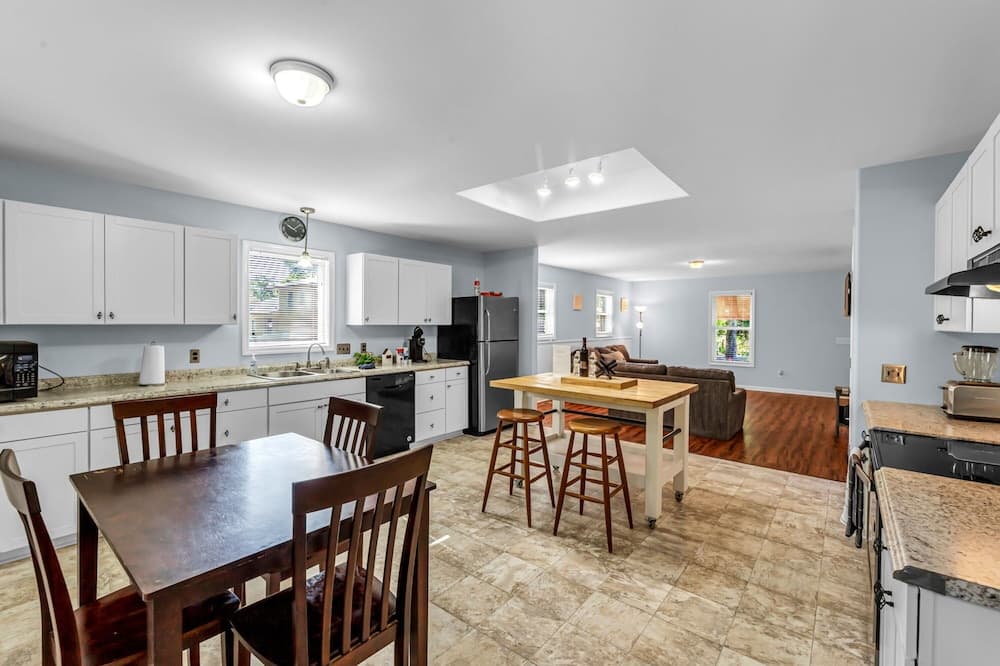 5006 Beale Ave Orange Door