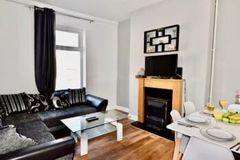 Cheer full 4 Bedroom House Train Station