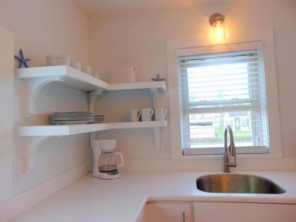 Seachelle - Fully Renovated Luxury Beach Cottage! Pet Friendly! 1 Bedroom Cottage by Redawning