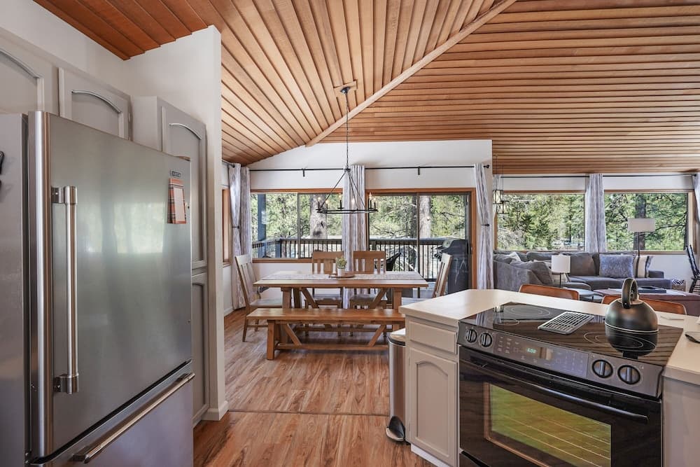 Newly Renovated 12 Sequoia Home, Spacious and Kids Friendly by Redawning