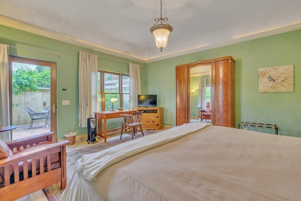 Cypress House & Studio, Walk To Healdsburg Plaza 3 Bedroom Home by RedAwning