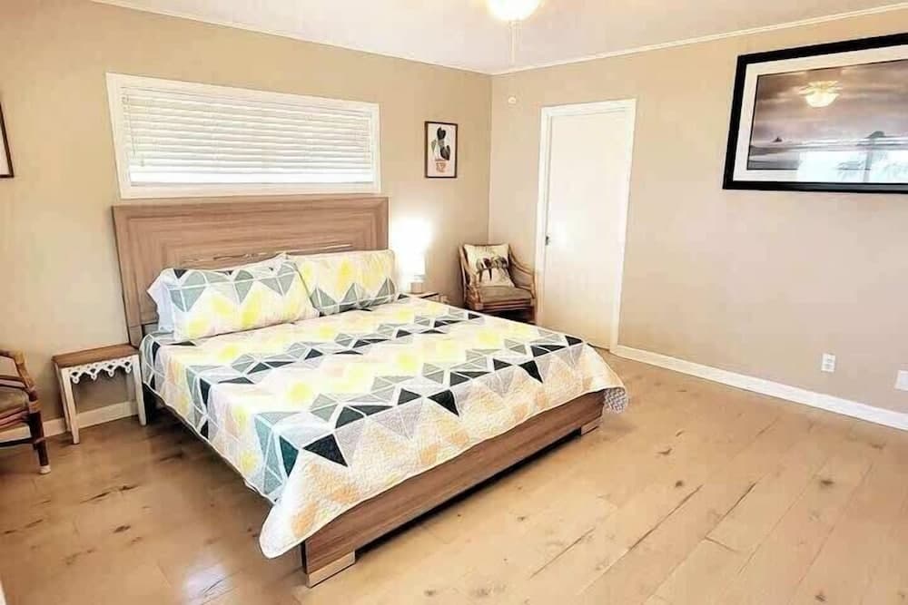 Madre Azul Bay House