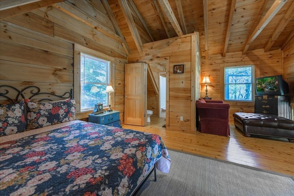 Alessandras - Beautiful Rustic-chic Riverfront Cabin Fireplace pet Friendly