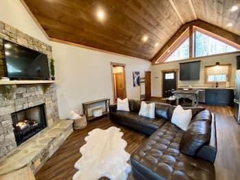 Bucks and Bunks - Brand new Cabin Come Relax or Watch TV Outside Fireplace