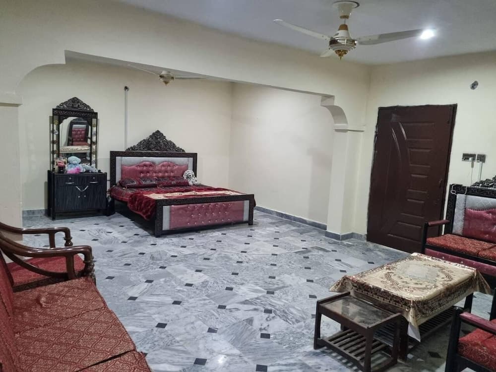 Gujar Khan - 3 Bed Apartment - Sleeps 6 - Parking