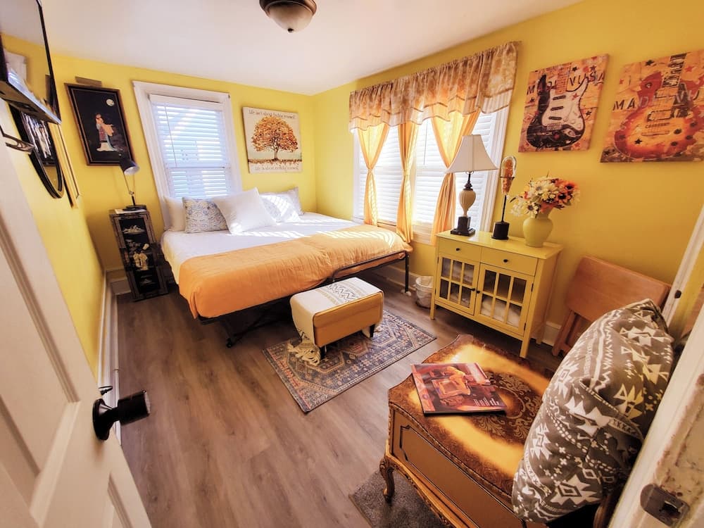 Room-yellow Rm Dover- Del State, Bayheal