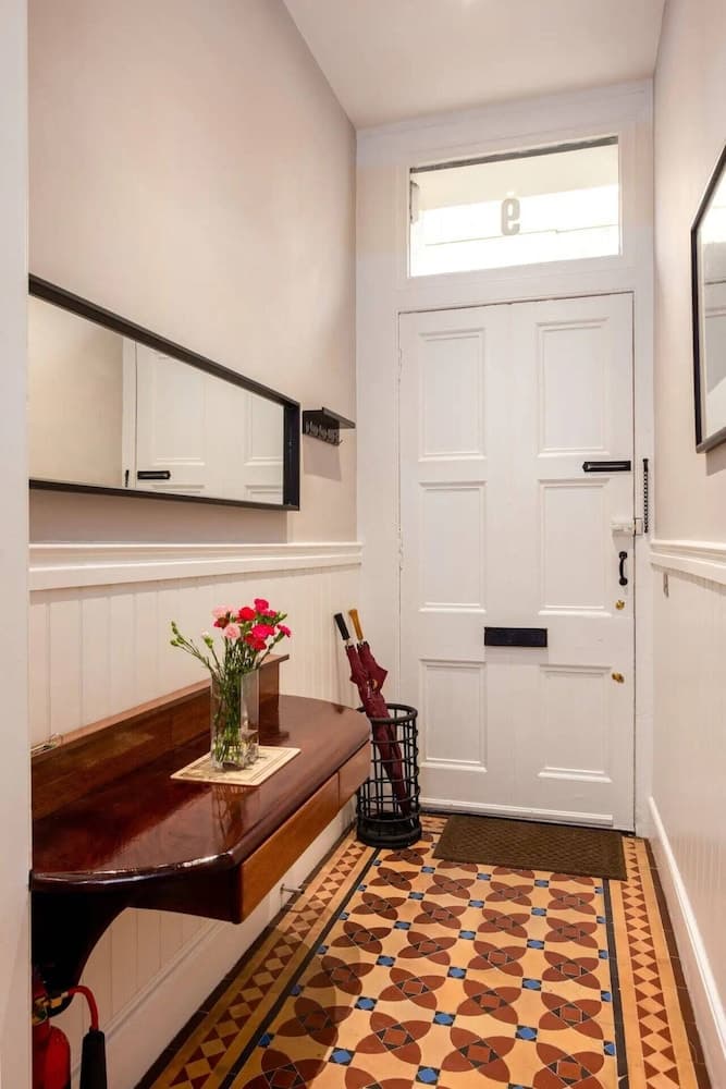 Spacious 2 Bedroom House Near The Meadows