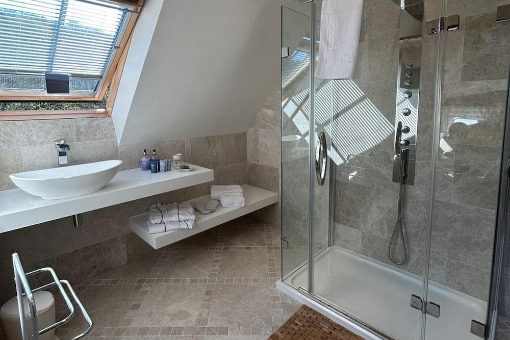 Charming En-suite Bedroom With Patio in St Aubin
