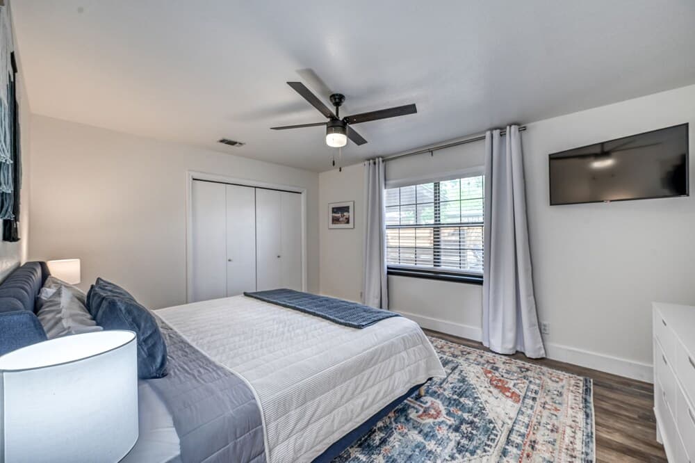 Modern Luxurious Home Near Main W/hot Tub-firepit!