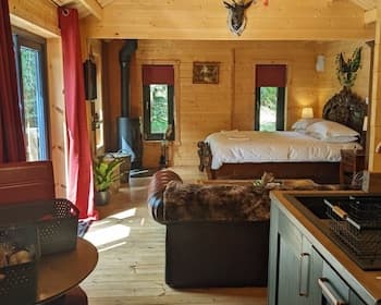 Owl Lodge With Hot Tub, Sauna and Treatments