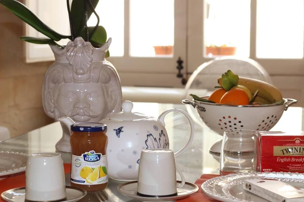 2-bed Island Retreat - Baroque Courtyard & Views