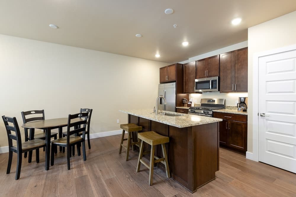 103 Clearwater Lofts 1 Bedroom Condo by Redawning