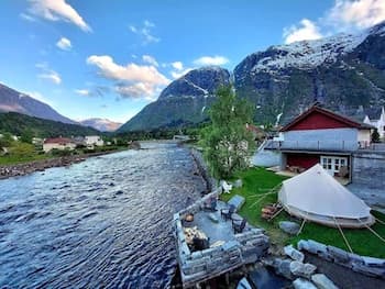 Eidfjord Riverside Apartments & Glamping