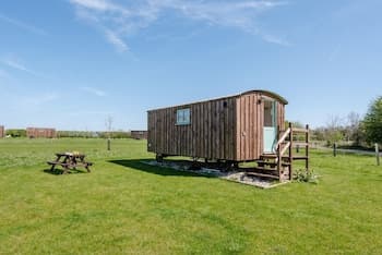Honeysuckle Farm Hut 2 - Suffolk Farm Holidays