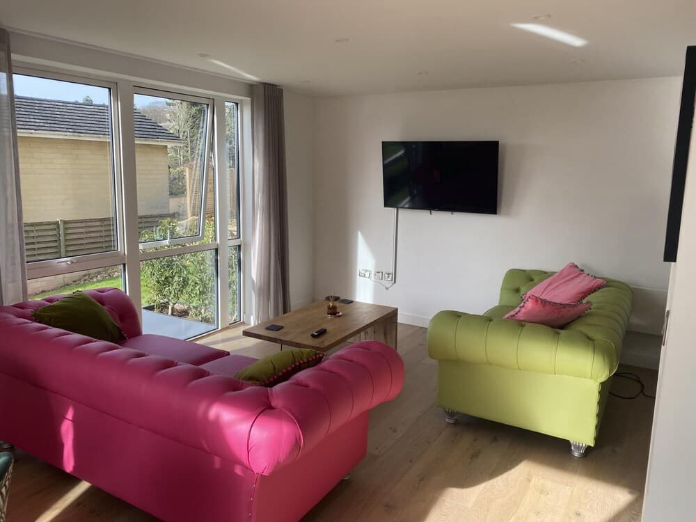 Large Garden 2 Bed Apartment With Private Parking in Bath City