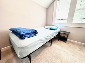 WHOLE Family - 4th Ave - Hostel