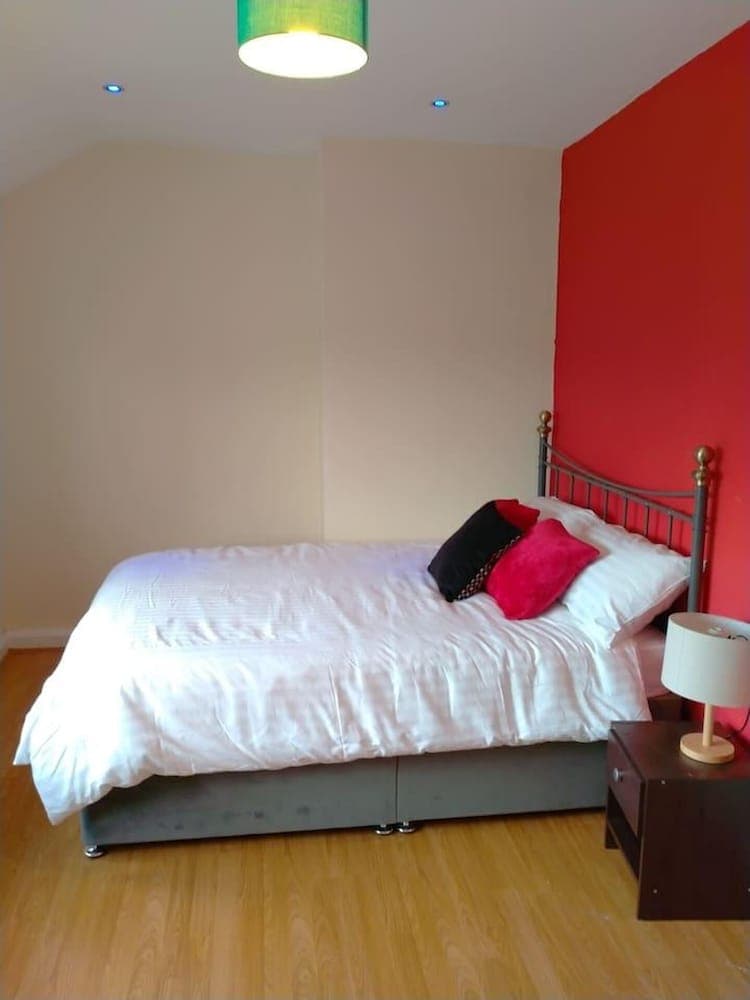 Spacious 3bed House in Walsall With Parking Onsite