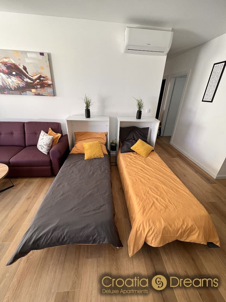 Sunshine Deluxe 80m2 Apartment With Pool, 50 m2 Garden Lounge and Outdoor Space