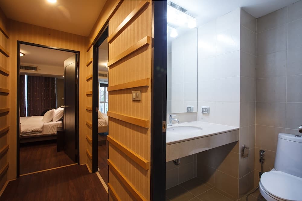 2B - 2 Bedrooms and 2 Bathrooms Located Downtown Apartment With Shared Pool