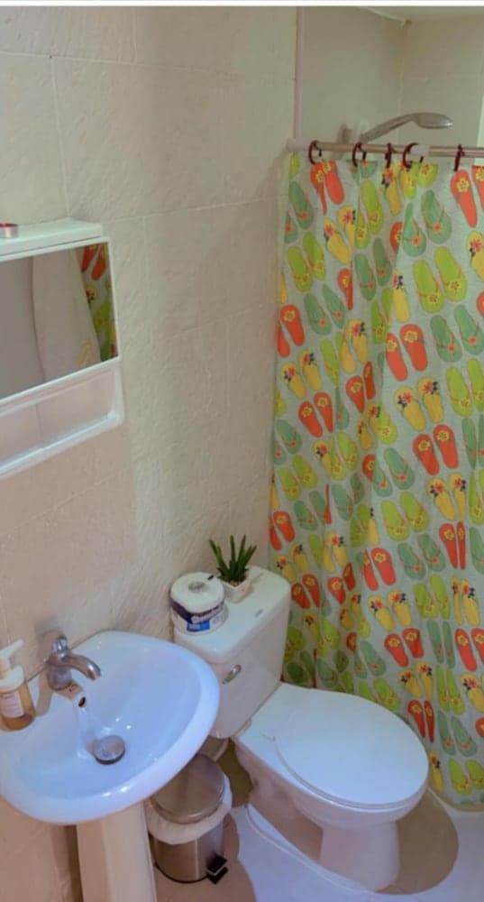 Room in Guest Room - Central Area Bedroom With Common Kitchen, Living Room