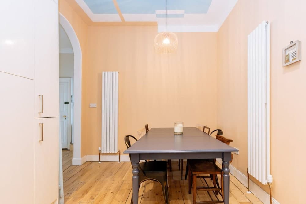 Bright and Cosy 2 Bedroom Flat in Trendy Leith