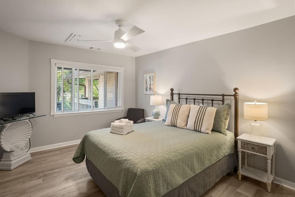 Newly Renovated 2 Bedroom Condo, Walking Distance to Beach, Tennis, and Pool!