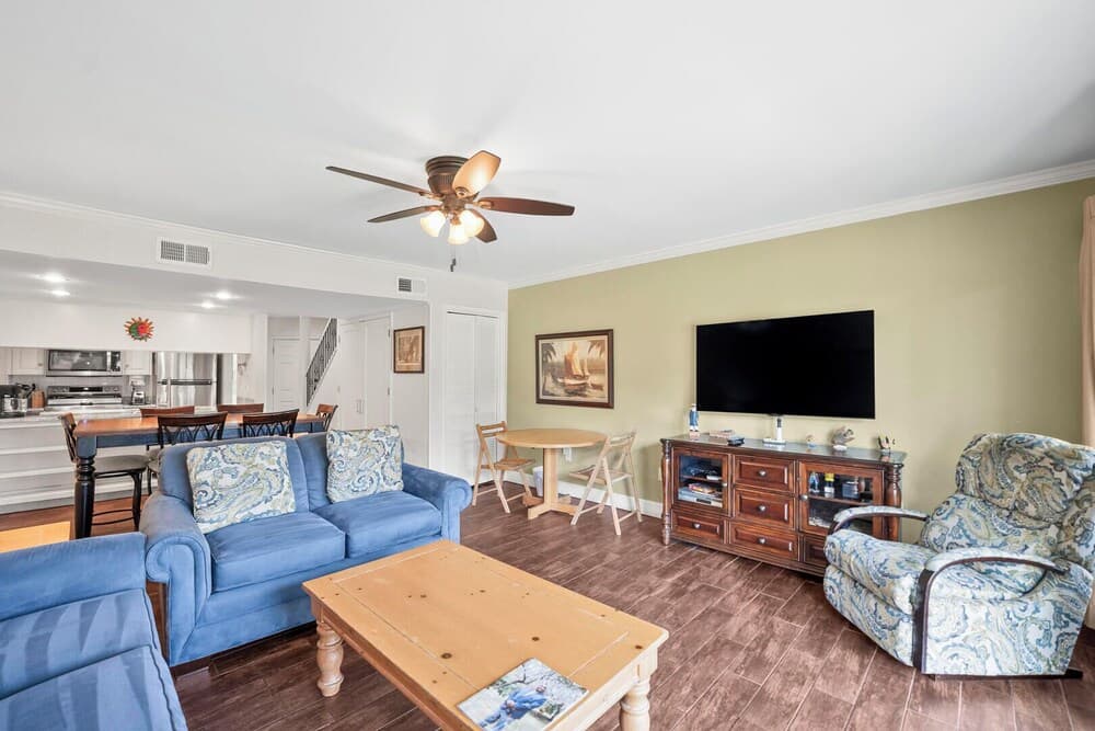 Two-story Condo With Private Deck, Wifi and Courtyard Pool Access