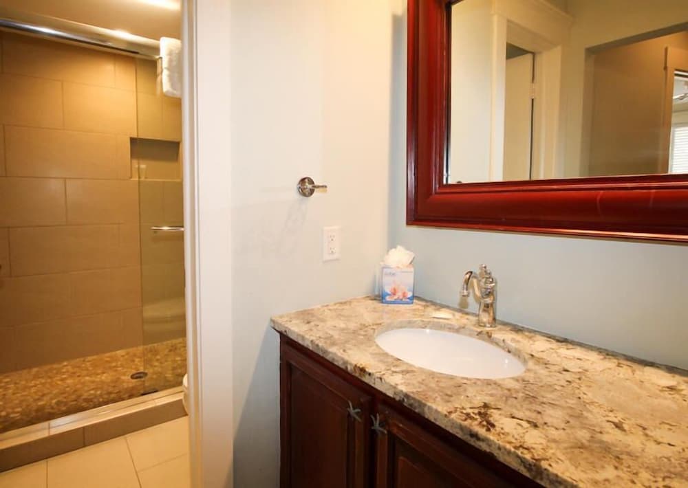 Newly Updated Poolside Studio Steps From Beach, Sandbar, & Tennis