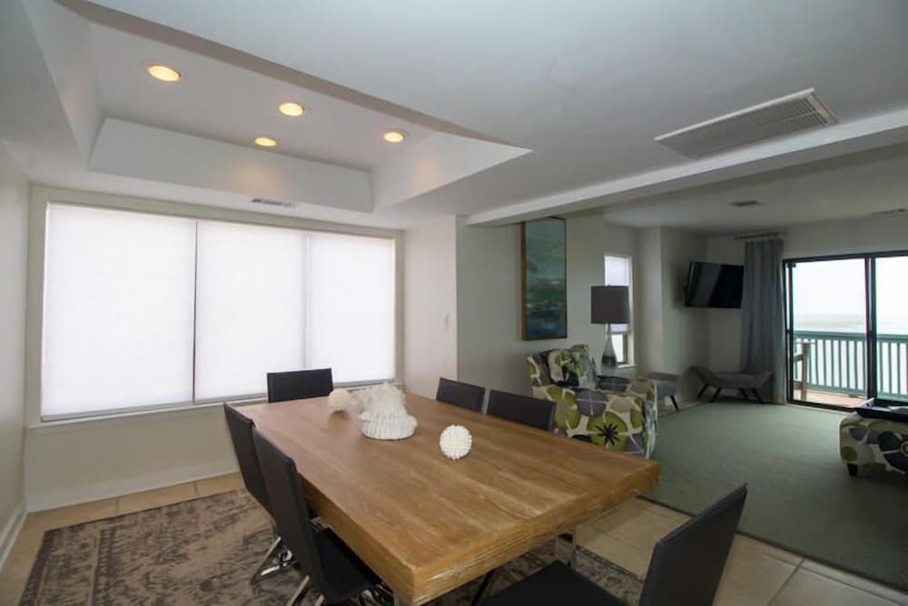 Bright Ocean View Condo Steps From Dining, Golf, Pool, & Beach