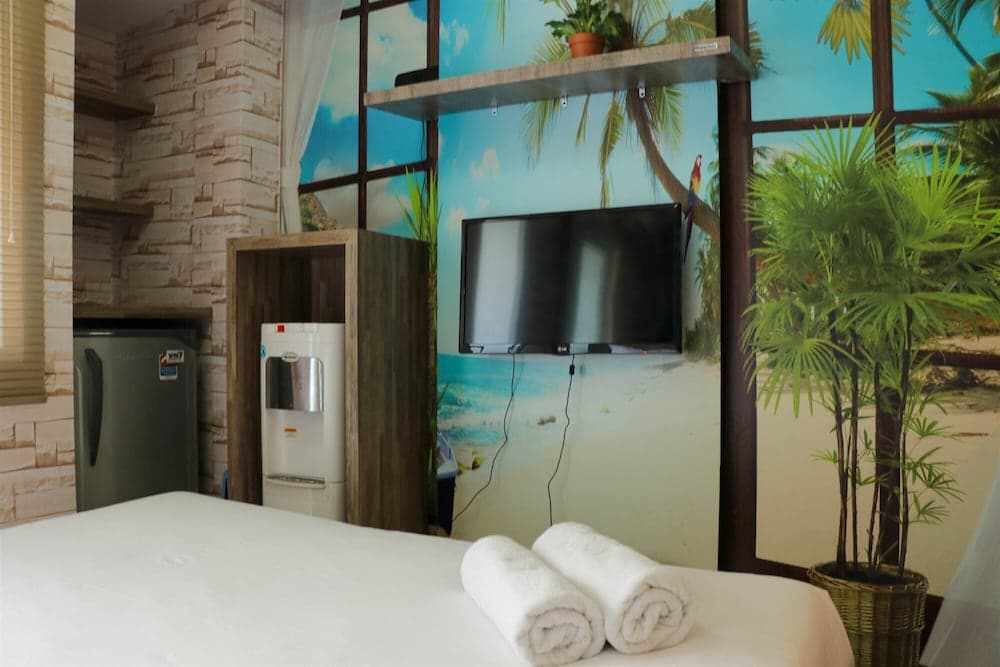 Nice And Strategic Studio At Green Pramuka Apartment